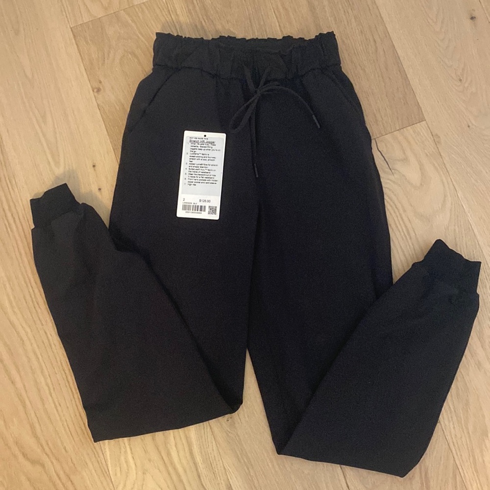 Lululemon Jogger in size 2 brand new condition